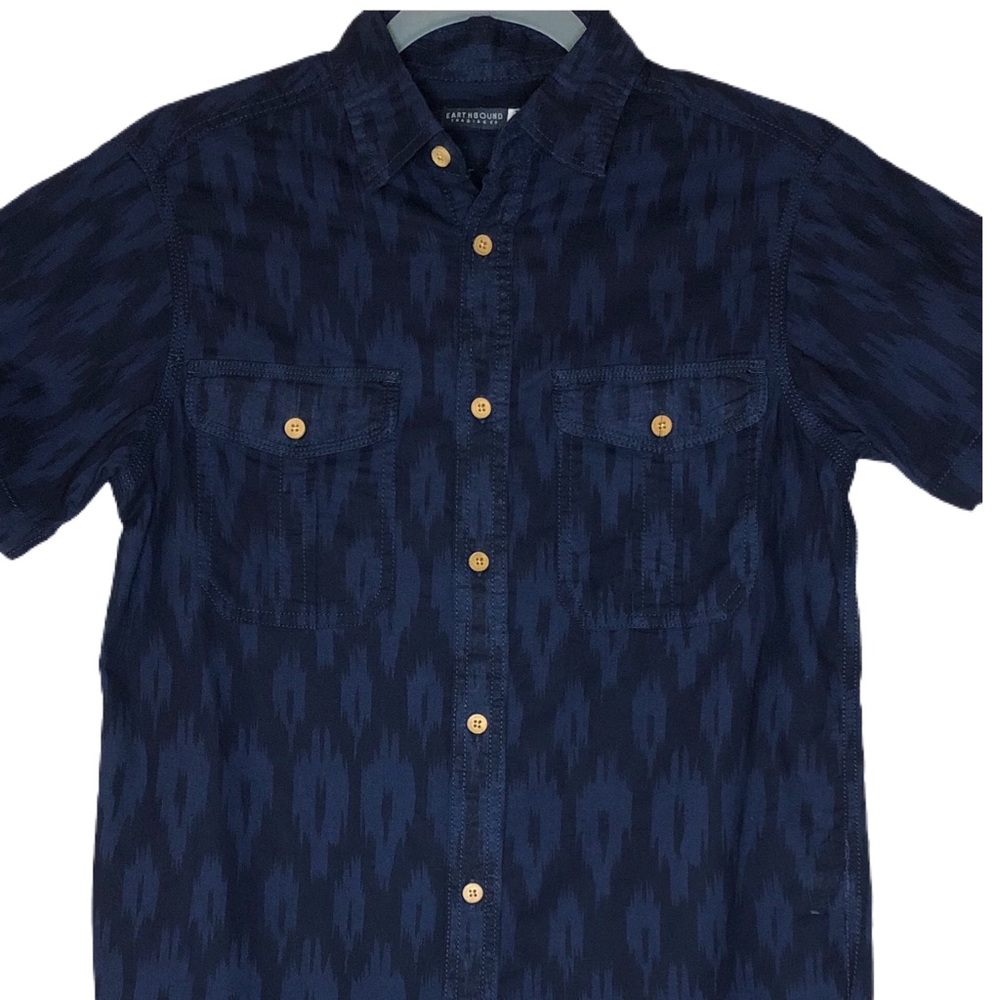 Earthbound Trading Blue Button Down Shirt Men’s Small Ikat Animal Print Cotton - Picture 2 of 7